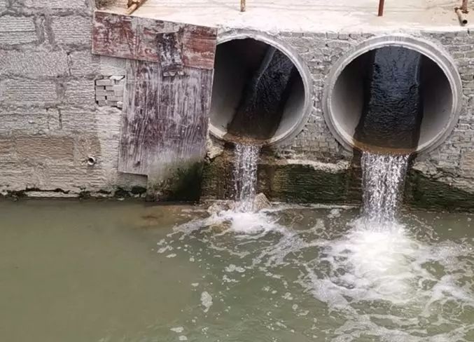 工業(yè)廢水從管道中排出 工業(yè)廢水從管道中排出