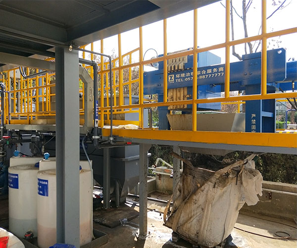 工業(yè)廢水處理現(xiàn)場 工業(yè)廢水處理現(xiàn)場